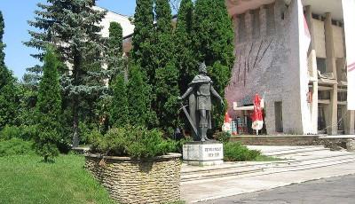 Statuia lui Petru I Musat din Suceava