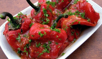 Salata de ardei copti in sos de rosii