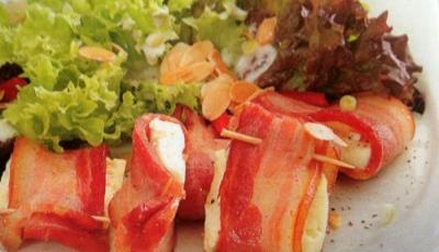 Salata cu rulouri de bacon si branza de capra