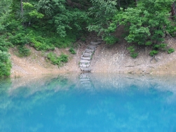 Lacul Albastru de langa Baia Sprie: singura apa din Europa care-si schimba culoarea