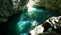 Ochiul de smarald inchis in piatra - pestera Lacul Verde