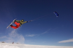 Sporturi extreme in Romania. Snowkiting - zborul pe zapada