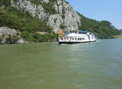 Turistii pe Clisura Dunarii pot face croaziere cu catamaranul 