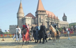 Castelul Corvinilor, proiect indraznet: turniruri, amfiteatru pentru spectacole si un sat mestesugaresc medieval (VIDEO)