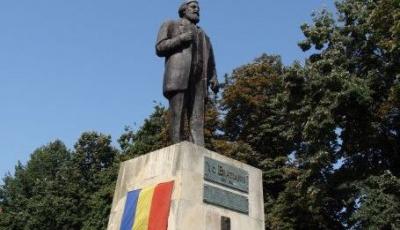 Statuia lui I.C. Bratianu din Pitesti Arges