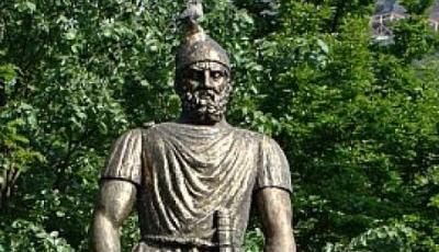 Statuia pedestra lui Decebal Deva Hunedoara