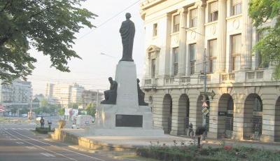 Statuia lui Mihai Eminescu Iasi