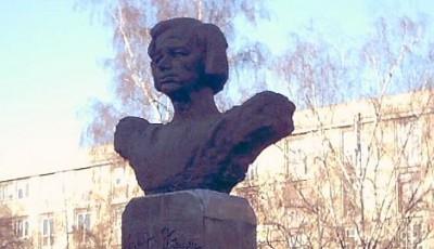 Bustul lui Nichita Stanescu din Ploiesti Prahova