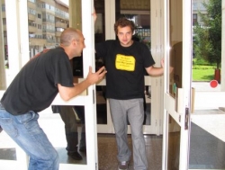 Un liftier gay, o tanara libertina si un spatiu ingust: Piesa dintre usile teatrului 