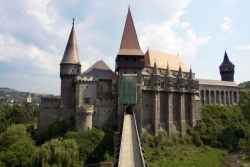 Castelul Huniazilor, in Top 10 castele „de basm” din Europa. Vezi prin ce impresioneaza! (VIDEO)