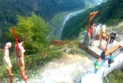 Turism horror la Cetatea Poenari: Vizitatorii, intampinati de „cadavre” trase in teapa 