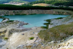 Laguna Albastra dintre dealurile Clujului