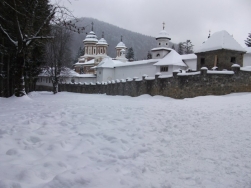 Manastirea Sinaia, loc de pelerinaj pentru turistii care isi petrec Craciunul la munte