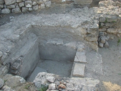 Sistem de incalzire prin pardoseala si pereti intr-un edificiu vechi de 17 secole: castrul roman de la Pietroasele