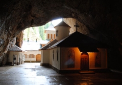 Monument al naturii si veche vatra de sihastrie si spiritualitate ortodoxa: Pestera Ialomitei